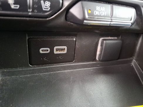 Used 2023 Chevrolet Suburban Premier image 25