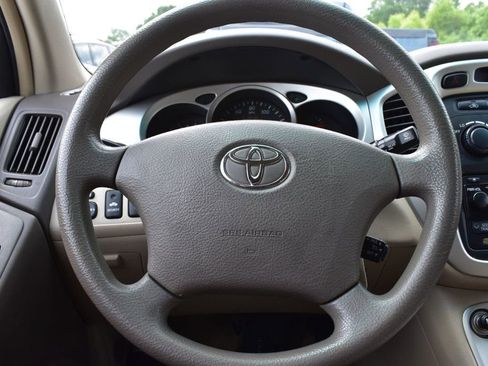 Used 2005 Toyota Highlander 4WD V6 w/ 3rd Row image 27