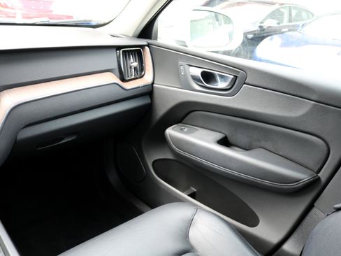 Used 2022 Volvo XC60 B5 Momentum image 31