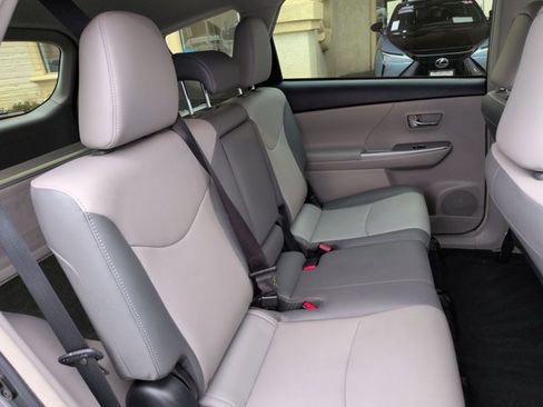 Used 2017 Toyota Prius V Four w/ Carpet Mat Package FWD image 19