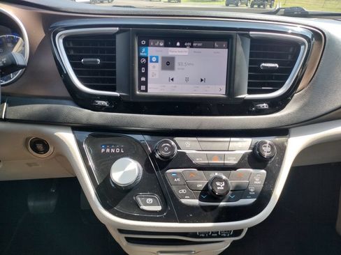 Used 2023 Chrysler Voyager LX FWD image 3