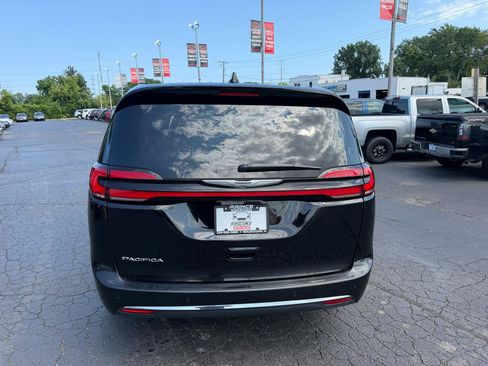 Used 2025 Chrysler Pacifica Select FWD image 6