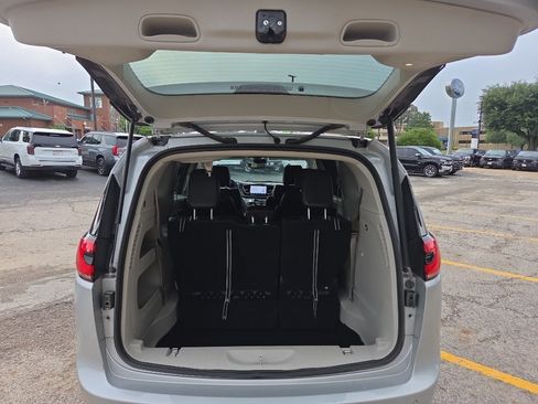 Used 2024 Chrysler Pacifica Touring-L FWD image 17