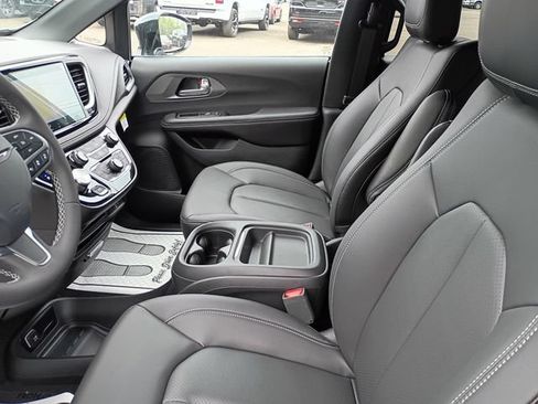 Used 2027 Chrysler Pacifica Select AWD/4WD image 12