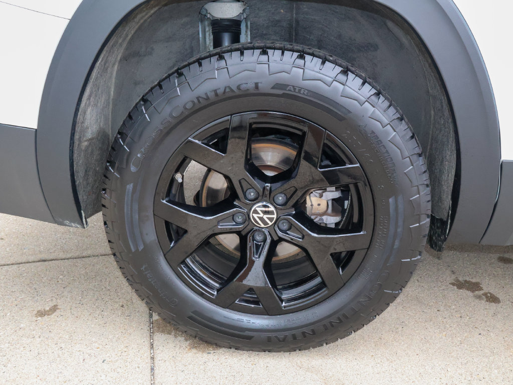 Used 2025 Volkswagen Atlas Peak Edition SE AWD/4WD image 9