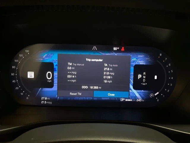 Used 2025 Volvo XC40 B5 Plus AWD/4WD image 12