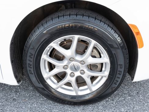 Used 2024 Chrysler Pacifica Touring-L image 45