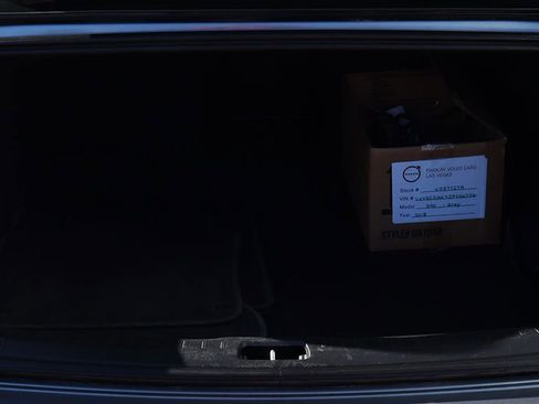 Used 2018 Volvo S90 T8 Momentum w/ Convenience Package image 23