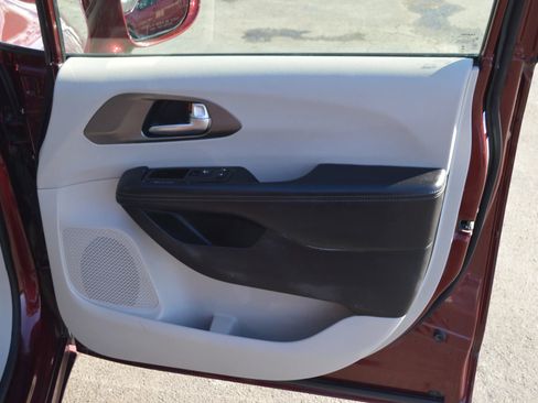 Used 2019 Chrysler Pacifica Limited image 19