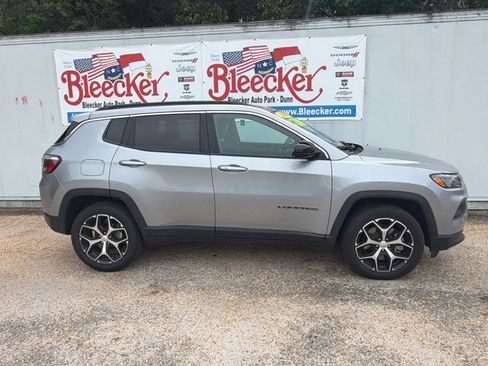 Used 2024 Jeep Compass Latitude AWD/4WD image 2