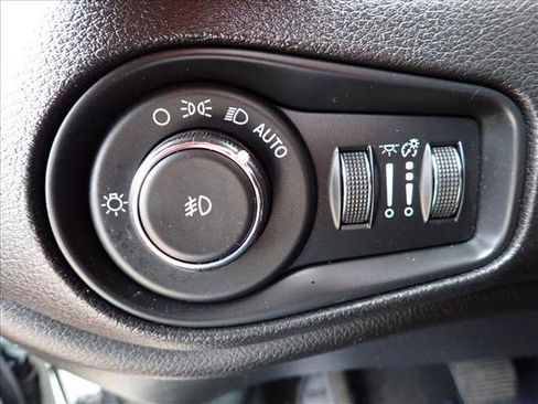 Used 2017 Jeep Renegade Trailhawk AWD/4WD image 15