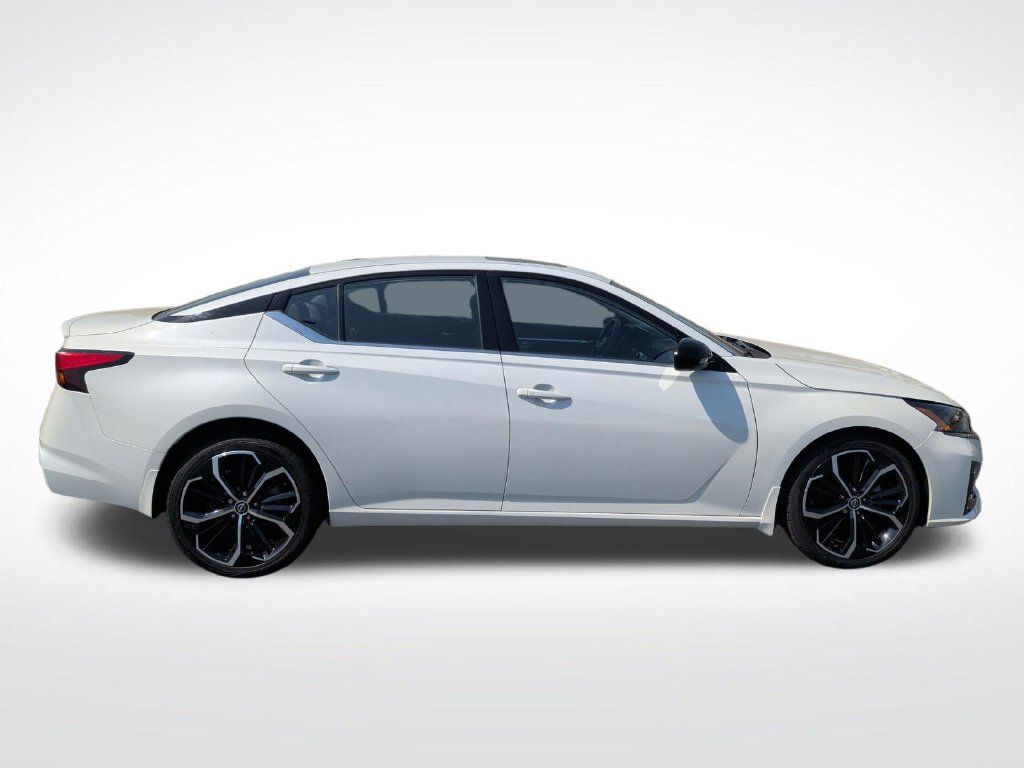 Used 2023 Nissan Altima 2.5 SR w/ SR Premium Package AWD/4WD image 9