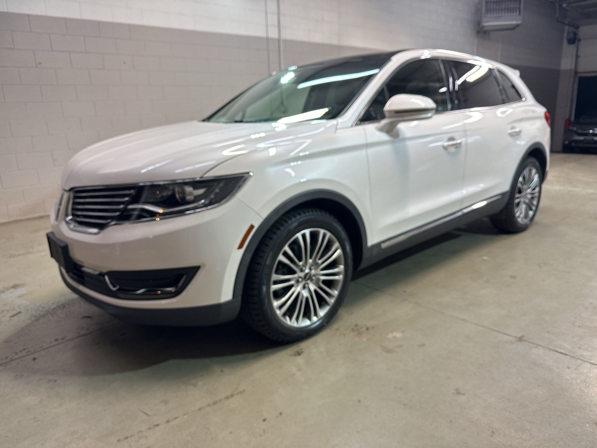 Used 2017 Lincoln MKX Reserve w/ Lincoln MKX Climate Package AWD/4WD image 3