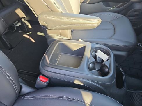 New 2026 Chrysler Pacifica Select image 25