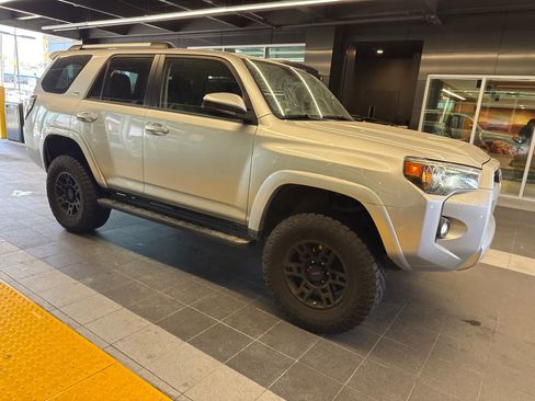 Used 2021 Toyota 4Runner SR5 AWD/4WD image 10