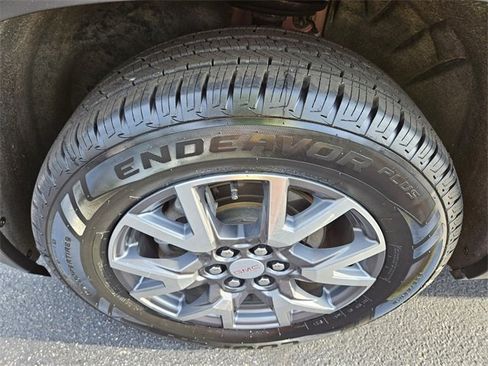 Used 2023 GMC Acadia SLT image 18