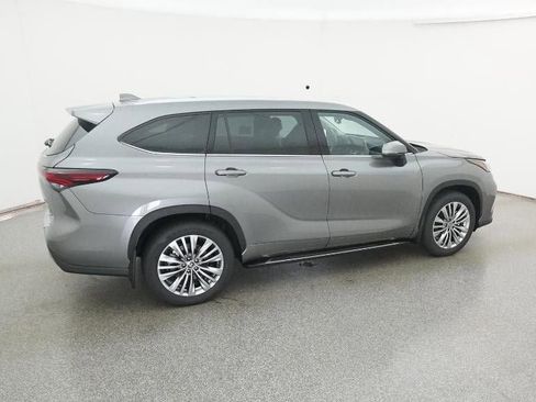 New 2026 Toyota Highlander Platinum image 10