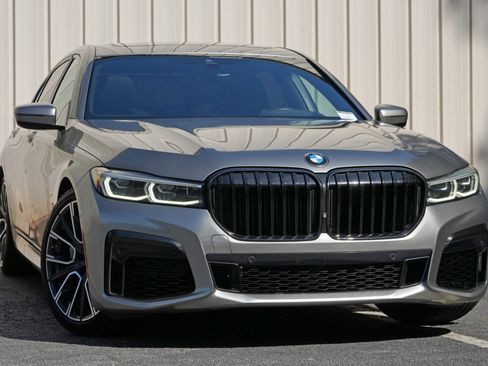 Used 2022 BMW 740i w/ M Sport Package RWD image 4