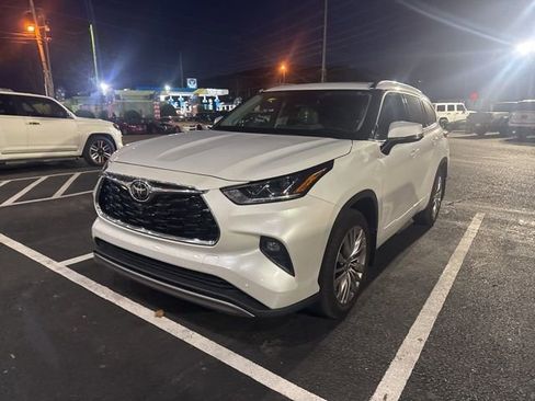 Used 2022 Toyota Highlander Platinum image 3