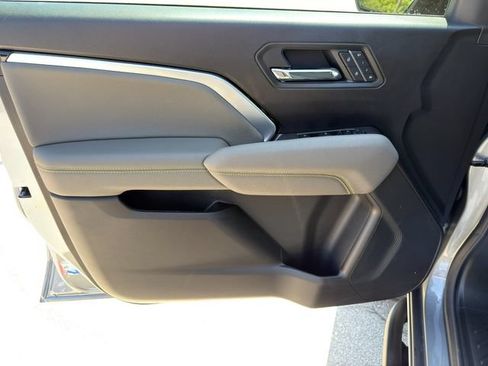 Used 2025 Chevrolet Colorado ZR2 w/ Technology Package AWD/4WD image 23