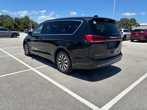 Used 2023 Chrysler Pacifica Touring-L FWD image 3