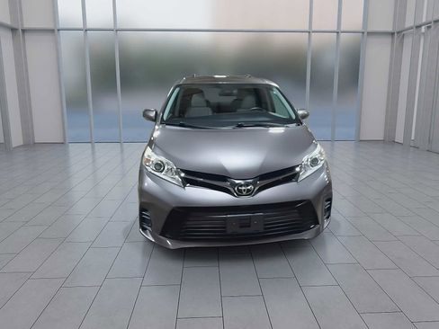 Used 2020 Toyota Sienna LE w/ LE Preferred Package AWD/4WD image 3