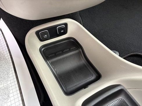 Used 2020 Chrysler Voyager Lxi image 26