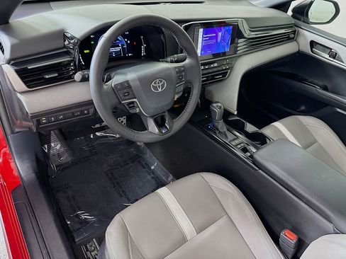 Used 2025 Toyota Camry SE w/ Convenience Package FWD image 23