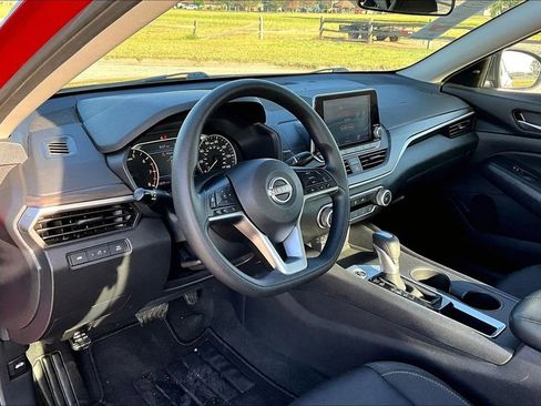 Used 2025 Nissan Altima 2.5 SV FWD image 11