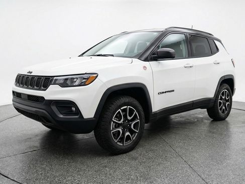Used 2025 Jeep Compass Trailhawk AWD/4WD image 3