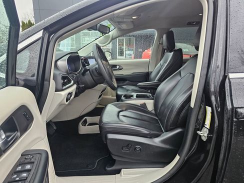 Used 2023 Chrysler Pacifica Touring-L image 9