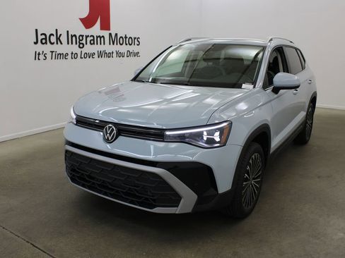 New 2026 Volkswagen Taos SE FWD image 2