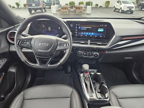 Used 2025 Chevrolet Trax RS w/ Sunroof Package image 28