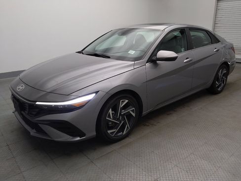 Used 2025 Hyundai Elantra Limited FWD image 2