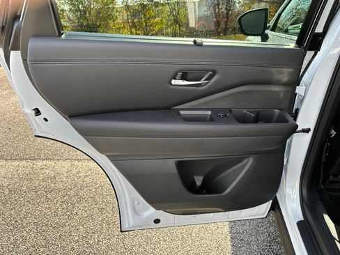 New 2025 Nissan Pathfinder Platinum image 23