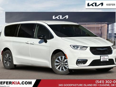 Used 2024 Chrysler Pacifica Select image 1