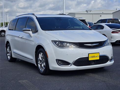Used 2017 Chrysler Pacifica Limited FWD image 3