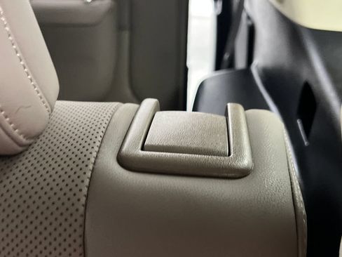 Used 2022 Lexus GX 460 Premium w/ Accessory Package AWD/4WD image 19