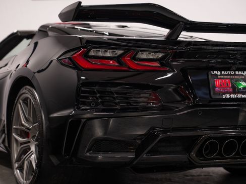 Used 2023 Chevrolet Corvette Z06 w/ Z07 Performance Package RWD image 11