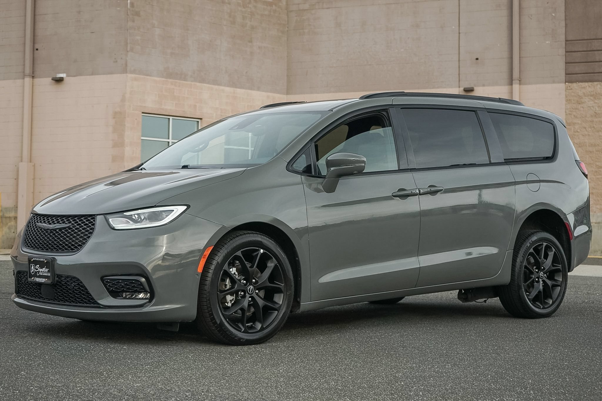 Used 2021 Chrysler Pacifica Touring-L w/ Uconnect Theater Family Group FWD image 2