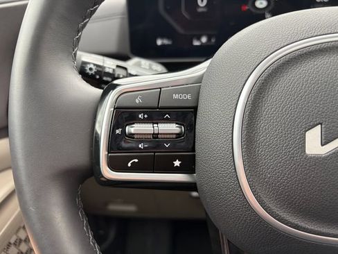 Certified 2025 Kia Carnival SX FWD image 17
