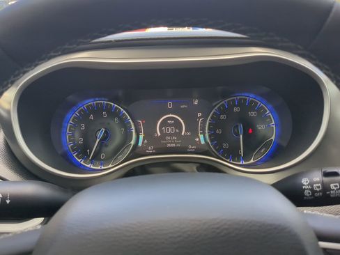 Used 2025 Chrysler Pacifica Select image 27