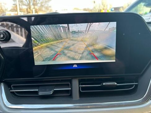 Used 2025 Chevrolet Trax LT FWD image 15
