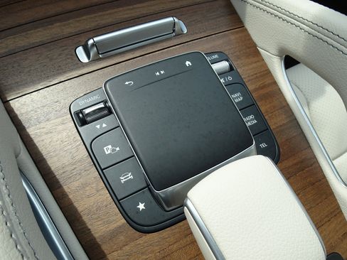 Used 2024 Mercedes-Benz GLS 450 4MATIC image 32