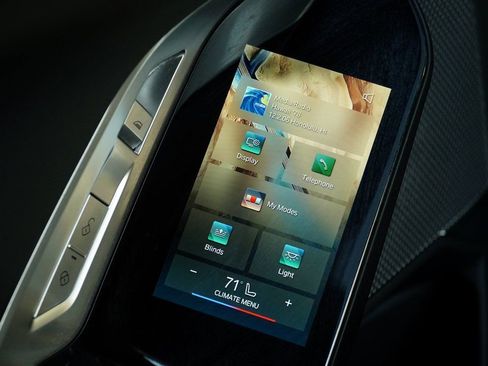 Used 2023 BMW 740i w/ Parking Assistance Package image 35