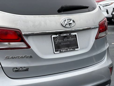 Used 2017 Hyundai Santa Fe SE image 6