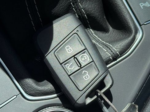 Used 2026 Volkswagen Taos SE AWD/4WD image 18