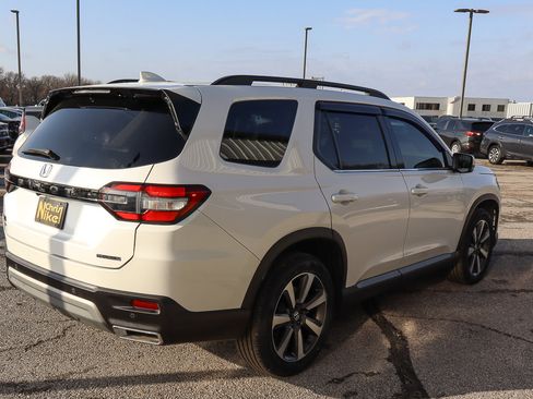 Used 2024 Honda Pilot Touring image 4