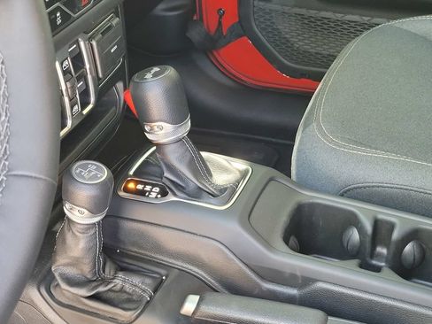Used 2025 Jeep Wrangler Unlimited Sahara AWD/4WD image 19