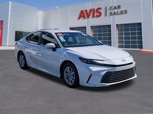 Used 2025 Toyota Camry LE image 3